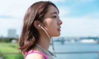 Bluetoothイヤホンを装着した女性